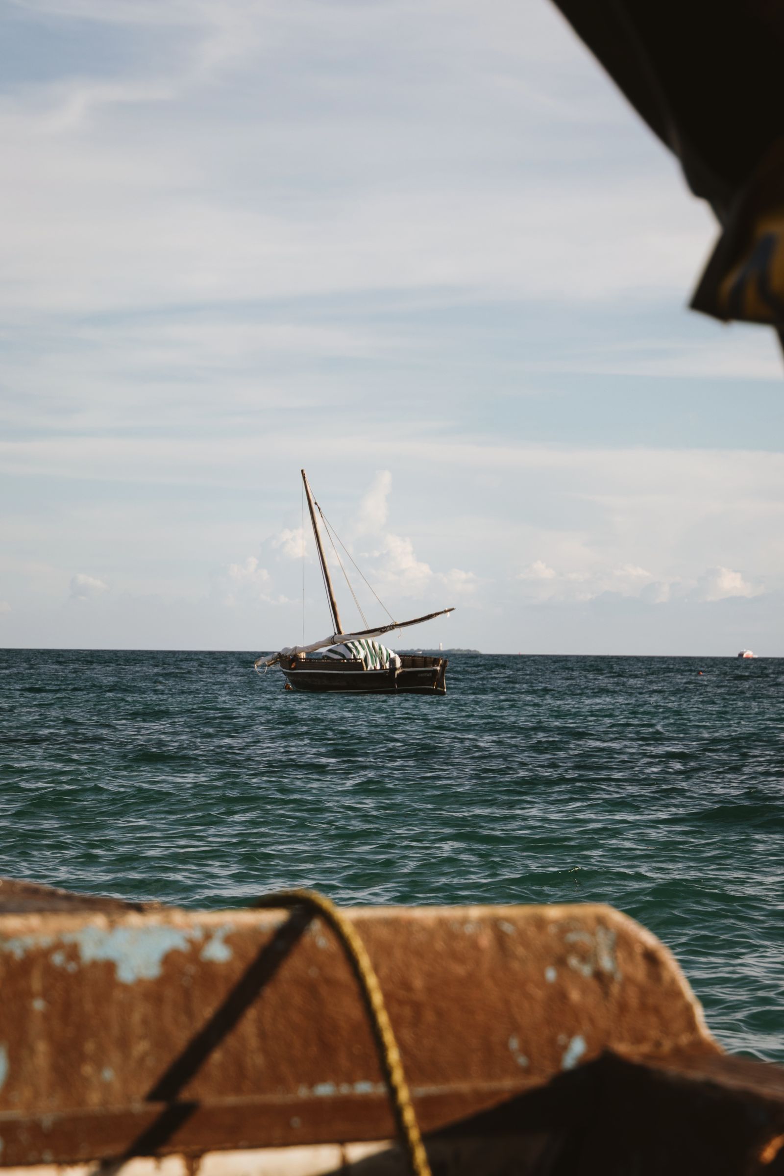 Tradicionalni dhow jedrenjak na moru kod Zanzibara